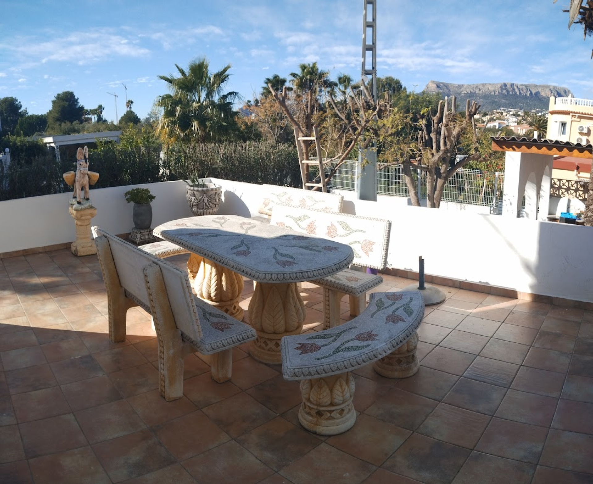 Se alquila villa en Calpe de 3 dormitorios y un baño en zona tranquila y cerca de todas las comodidades y servicios. 