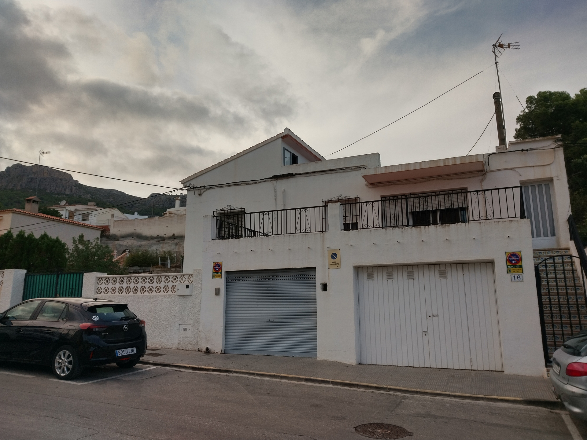 Casa de pueblo con patio y terreno en Calpe.