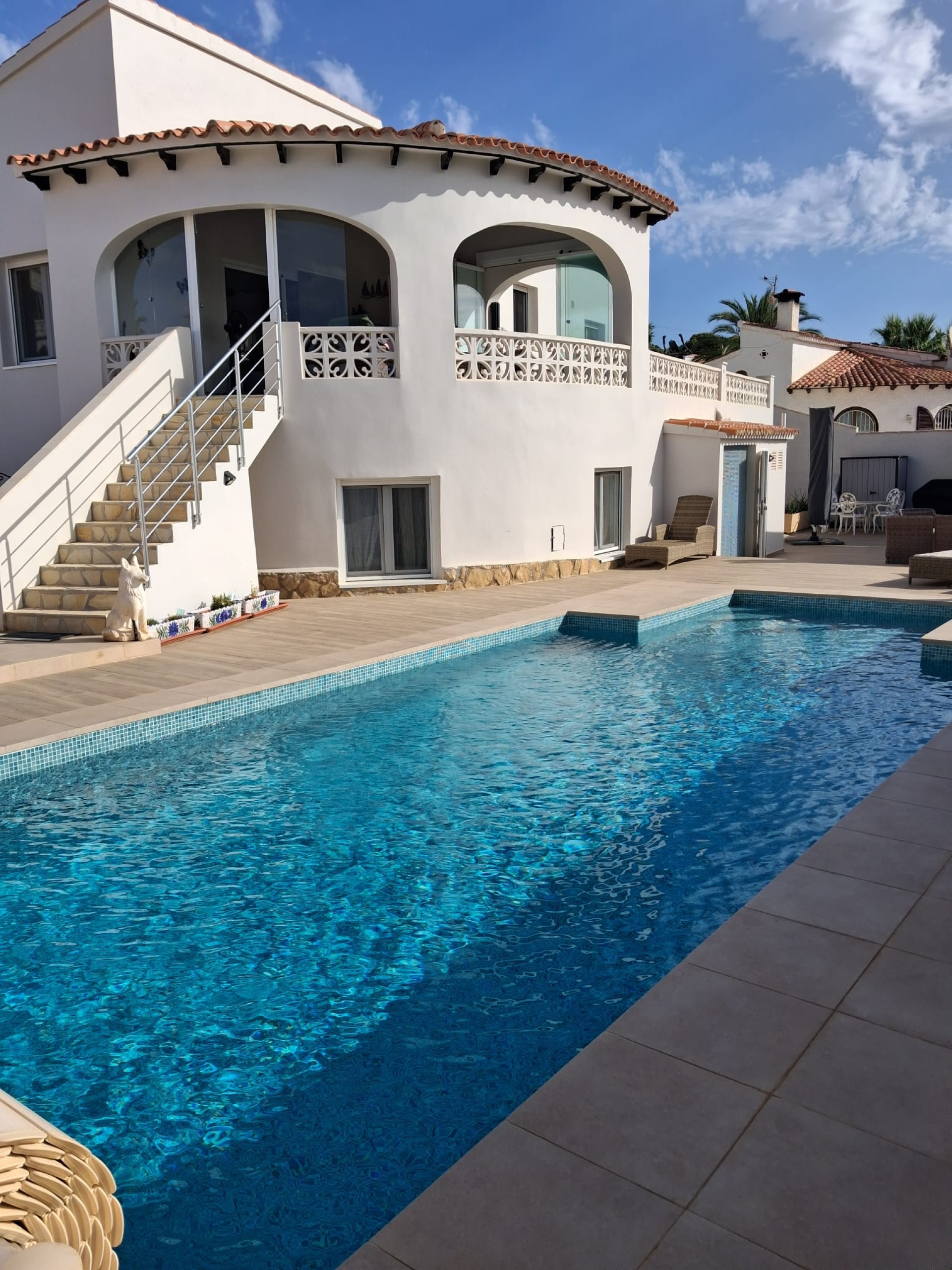 Villa completamente reformada con vistas al mar.